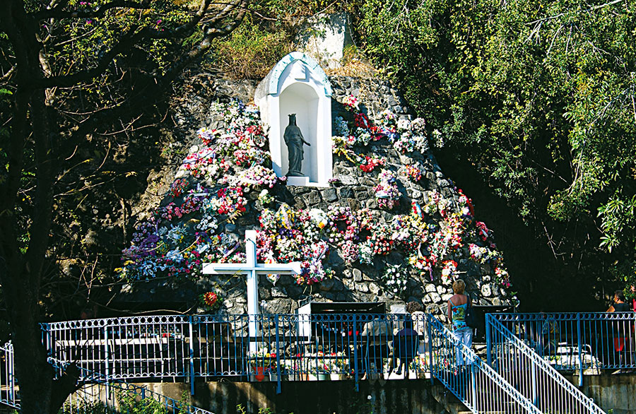 Com. Catholique 114